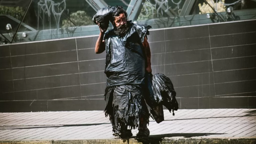 Falleció el mítico "Hombre Bolsa": La leyenda urbana que vagaba por las calles de Las Condes