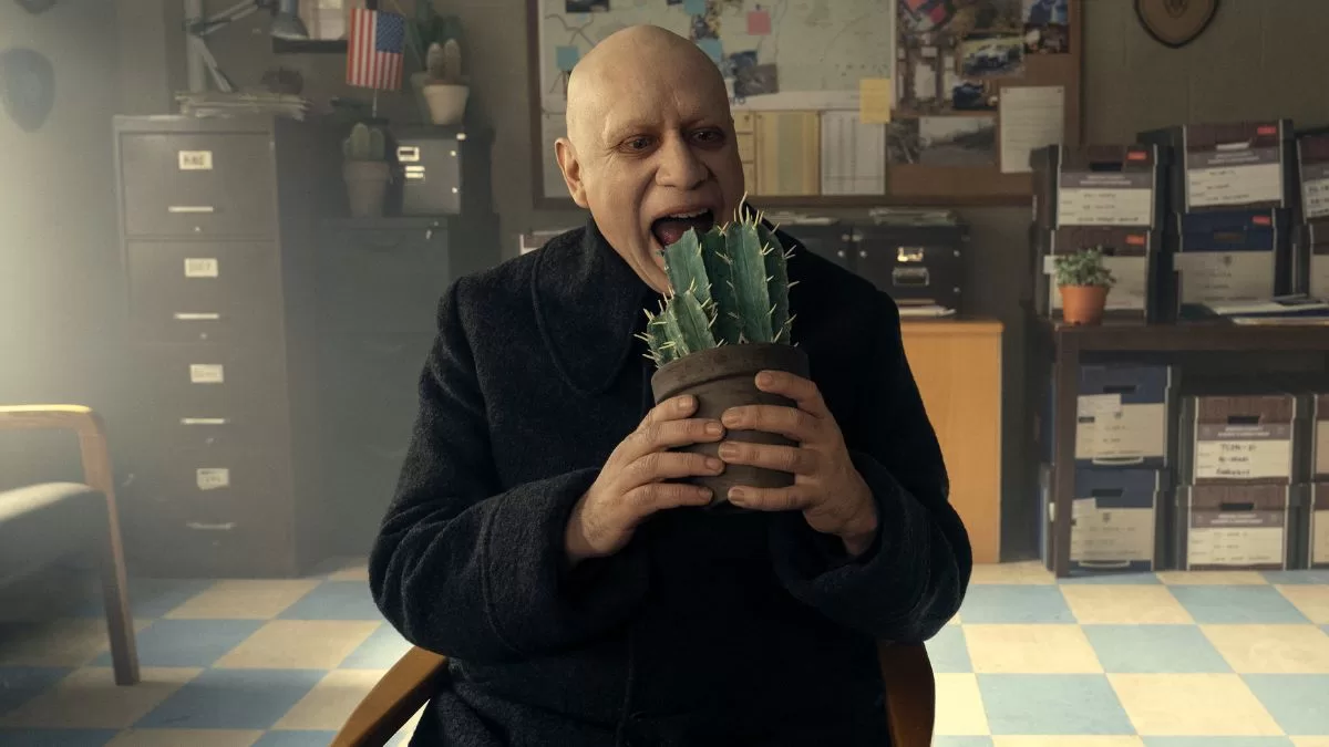 Fred Armisen y Jenna Ortega como el tío Lucas y Merlina en la segunda temporada de la serie. 