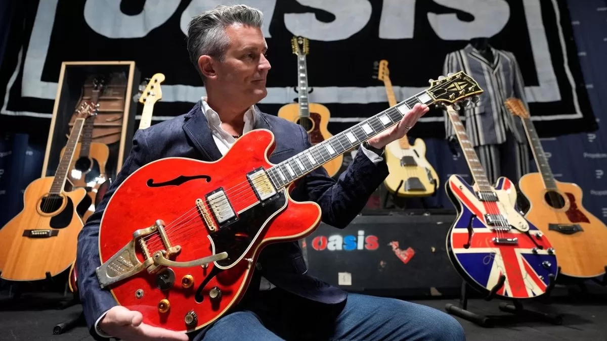 La guitara de Noel Gallagher que será subastada.