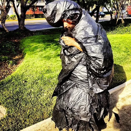 "Hombre Bolsa" deambulando por las calles de Santiago. 