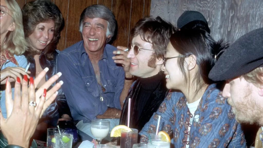 Famosas gafas que John Lennon perdió hace más de 50 años serán subastadas a este precio junto con otras reliquias del rock