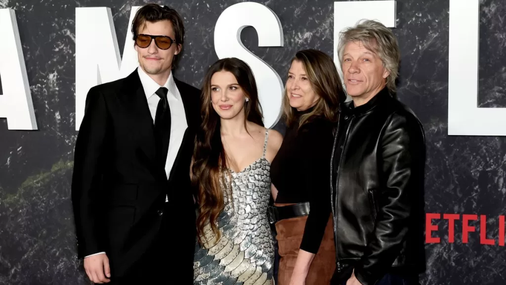 Jon Bon Jovi revela que ha sido un "dolor en el trasero" desde que su hijo y Millie Bobby Brown se convirtieron en padres
