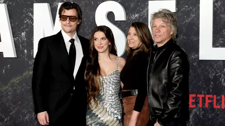 Jon Bon Jovi revela que ha sido un "dolor en el trasero" desde que su hijo y Millie Bobby Brown se convirtieron en padres