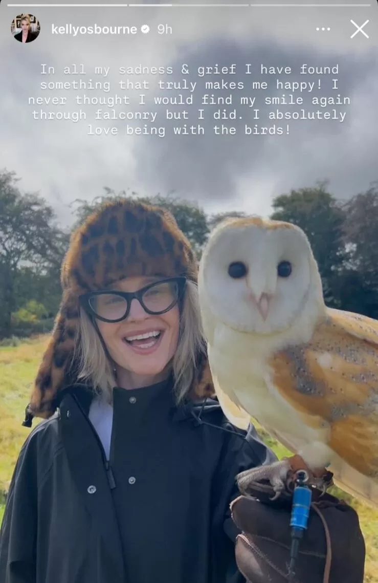 Kelly Osbourne con una lechuza en su mano.