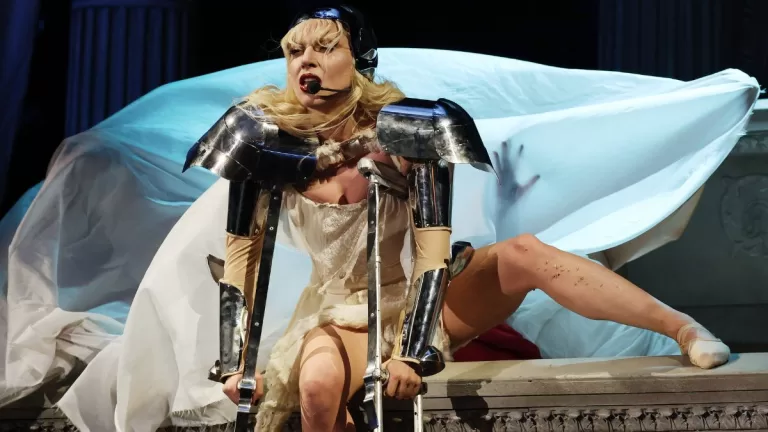 Netflix revela primer vistazo de Lady Gaga en "Merlina": Así se ve la cantante en personaje