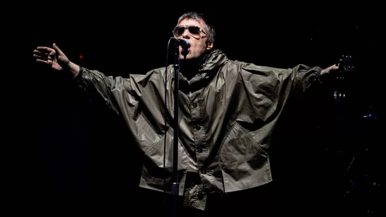 La guitarra que Liam Gallagher destrozó tras la separación de Oasis será subastada por esta impresionante cifra