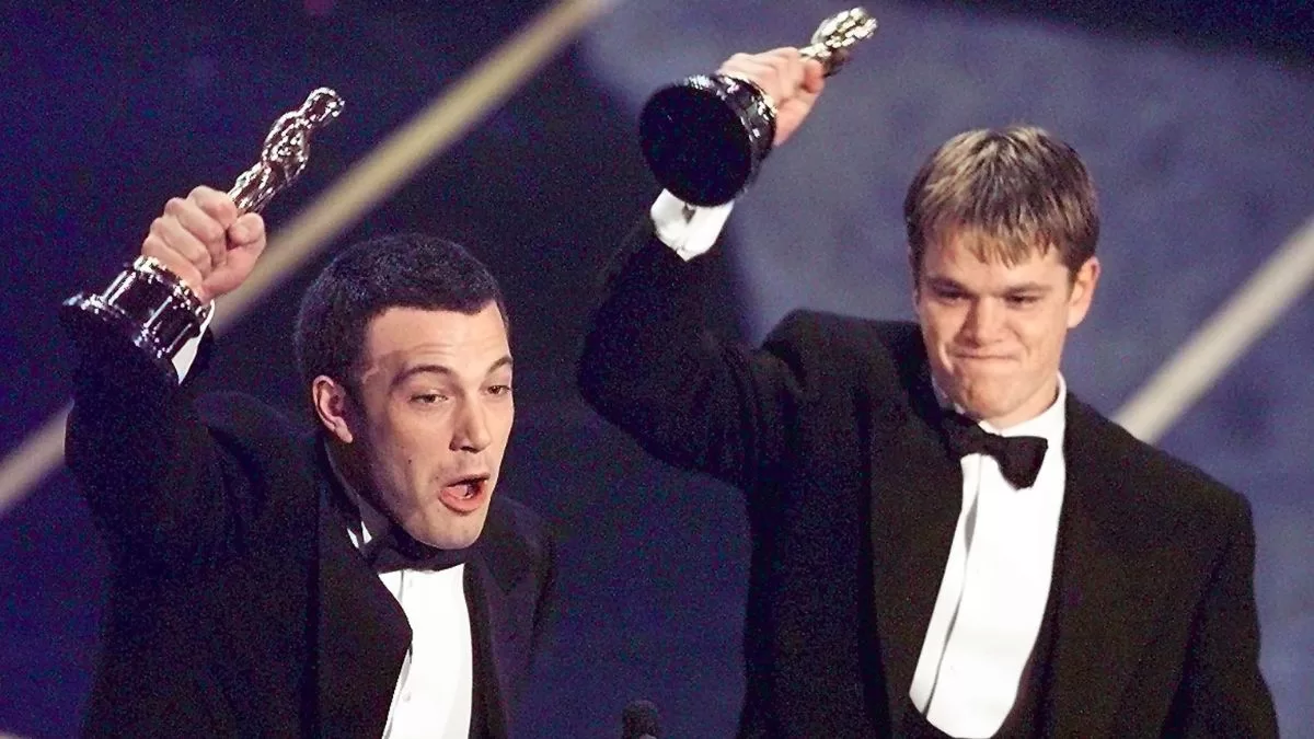 Matt Damon y Ben Affleck recibiendo sus premios Oscar en 1998.