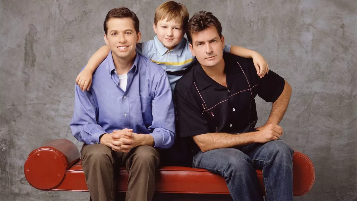  Jon Cryer, Angus T. Jones, y Charlie Sheen, protagonistas de Two and a Half Men.