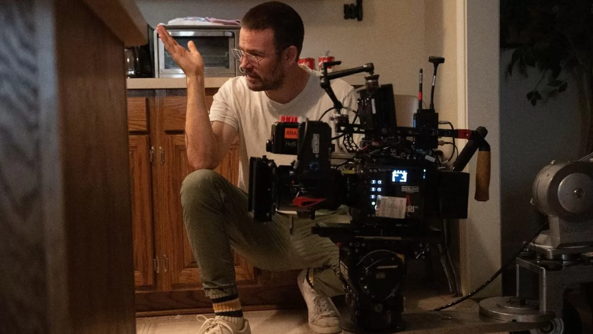 Zach Cregger en el set de "Weapons". 