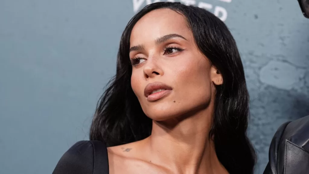 Zoë Kravitz se une a las críticas hacia las bromas homofóbicas de esta querida serie noventera