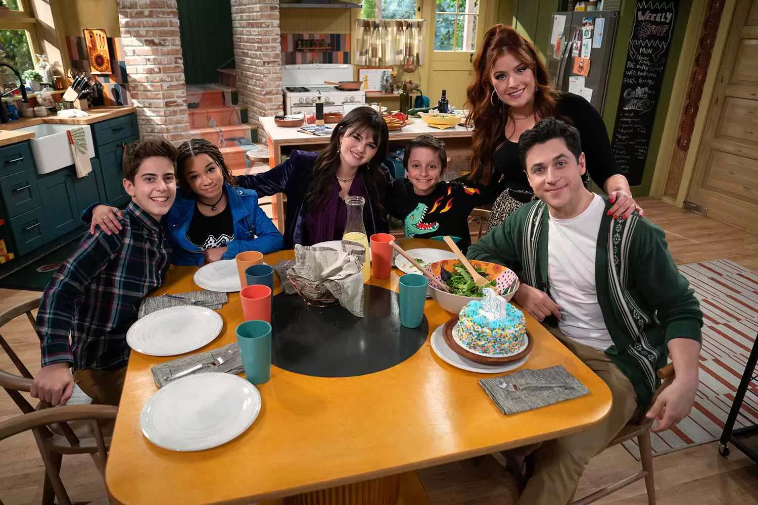 Primer episodio de "Hechieros Más Allá de Waverly Place" con Selena Gomez. 