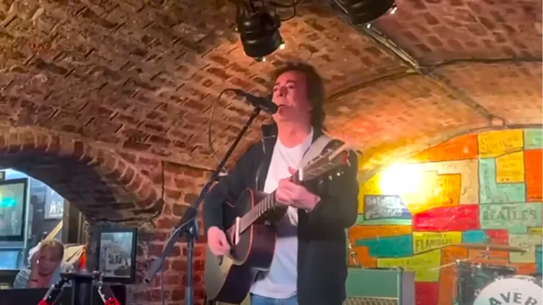 Después de un exitoso recorrido por Inglaterra con el Beatles Tour 2025, Mario Olguín y su banda Beatlemania regresan a los escenarios chilenos.