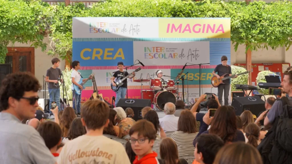 la Fundación Artmeet invita al II Festival Interescolar de las Artes, un evento gratuito y familiar que se realizará el sábado 18 y domingo 19 de octubre, entre las 11:00 y 18:00 horas, en el Parque Santa Rosa de Apoquindo, comuna de Las Condes.