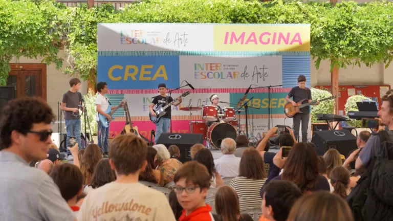 la Fundación Artmeet invita al II Festival Interescolar de las Artes, un evento gratuito y familiar que se realizará el sábado 18 y domingo 19 de octubre, entre las 11:00 y 18:00 horas, en el Parque Santa Rosa de Apoquindo, comuna de Las Condes.