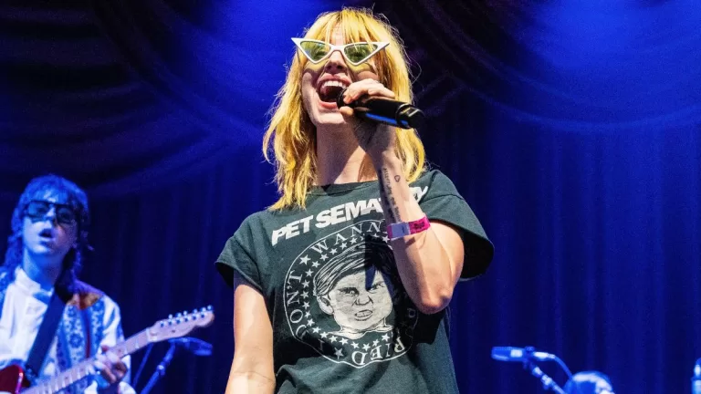 Hayley Williams confiesa quién es el "cantante de country racista" al que menciona en una de las canciones de su último álbum