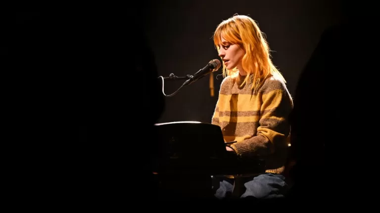 Hayley Williams sorprende con conmovedora interpretación de una de sus nuevas canciones en el show de Jimmy Fallon