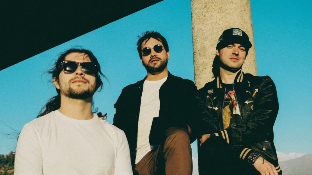 Promesas Rotas, es el primer single del nuevo álbum de L!mbus “Empatía Selectiva” que verá la luz a mediados del año que viene. Esta canción muestra un notorio cambio en el estilo de la banda. Promesas Rotas, es una balada de rock clásico