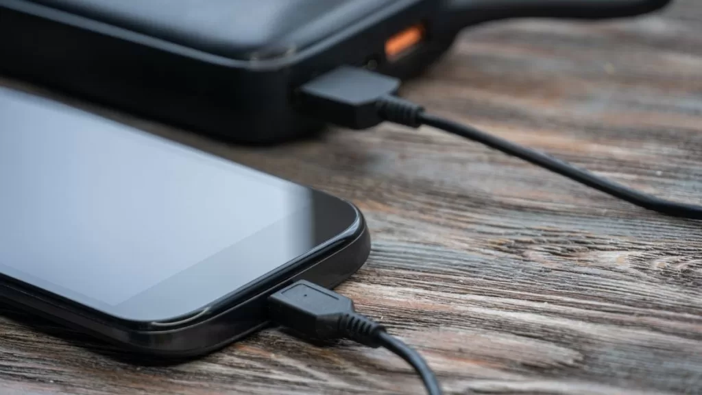 Cargador batería externa sernac GettyImages-1256378068 web