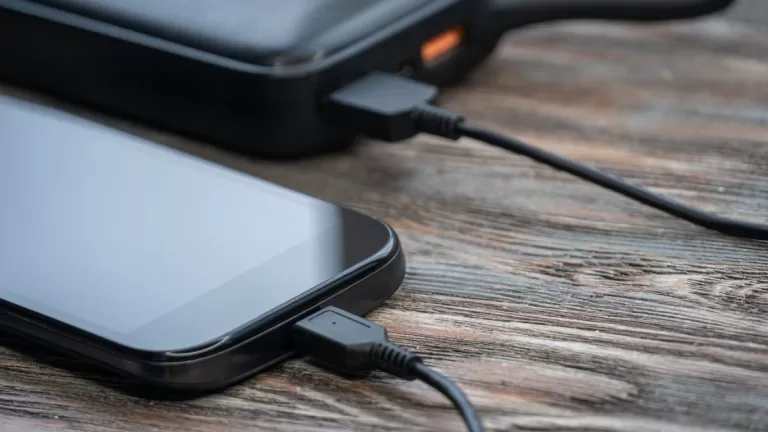 Cargador batería externa sernac GettyImages-1256378068 web