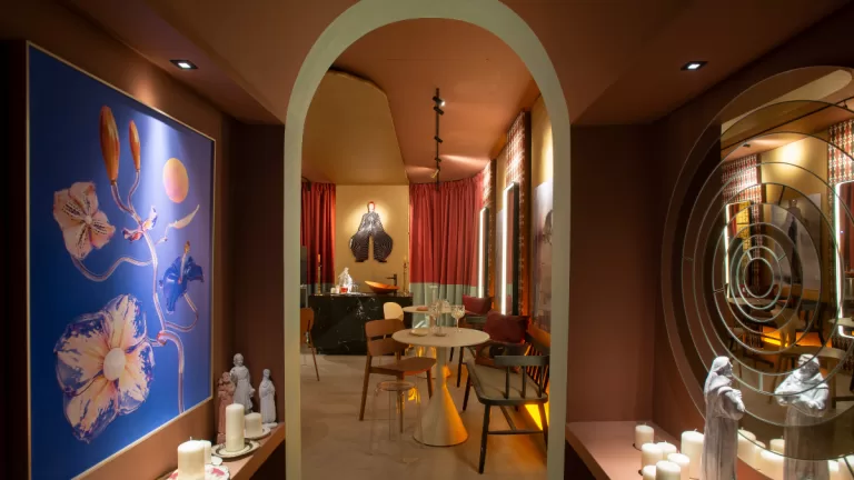 Casa FOA Chile 2025, comedor íntimo con arco, mesa redonda y arte contemporáneo en tonos cálidos en Zoco Santiago