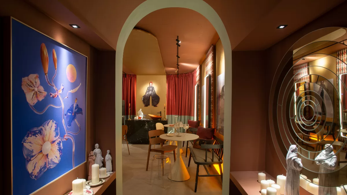 Casa FOA Chile 2025, comedor íntimo con arco, mesa redonda y arte contemporáneo en tonos cálidos en Zoco Santiago