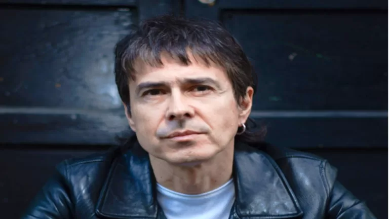 Retrato de Francisco González, músico chileno, promocionando su nuevo single “Cruel Dolor” del disco “Expansión en el caos”.