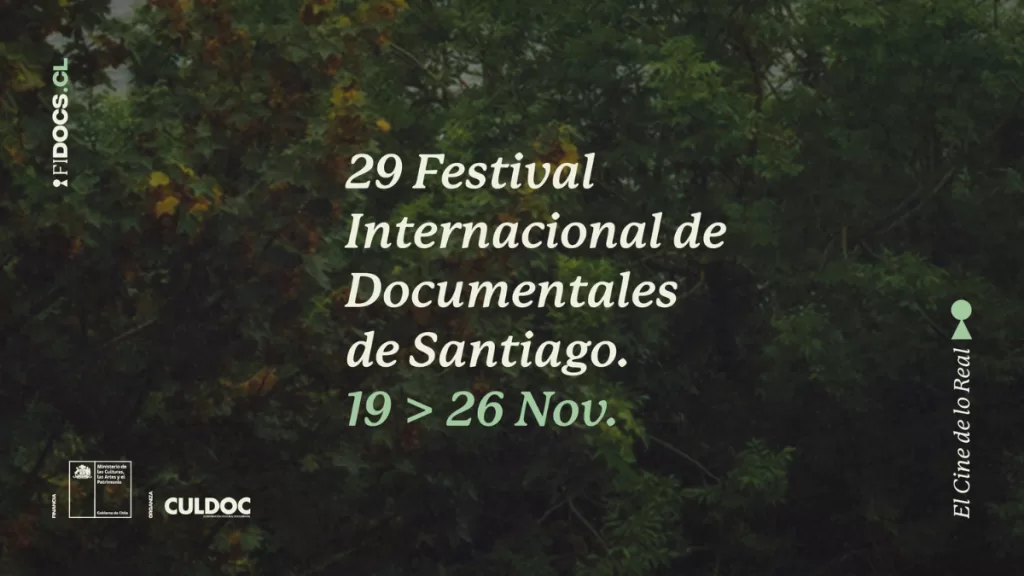 La programación FIDOCS 29 toma el centro de Santiago del 19 al 26 de noviembre con un recorrido curatorial que cruza competencias, focos autorales y funciones especiales. El circuito entre la Cineteca Nacional de Chile, Cine Arte Alameda – Sala CEINA, Sala K / U. Mayor y Sala Cine Centro de Extensión UC, más una función al aire libre en Paseo Bulnes, facilita seguir una semana intensa de cine de lo real.