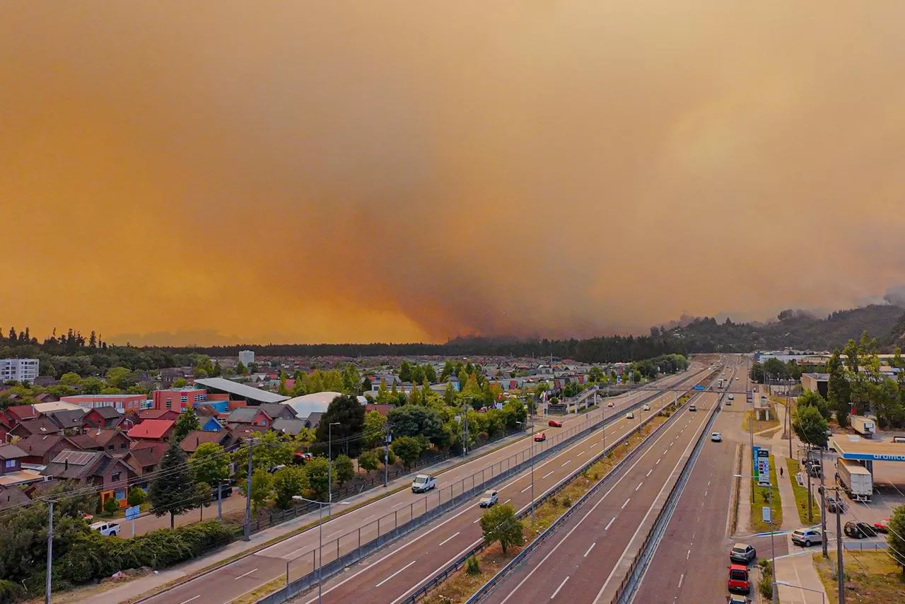 Panorómicas desde Concepción de los incendios Penco y Palomares.