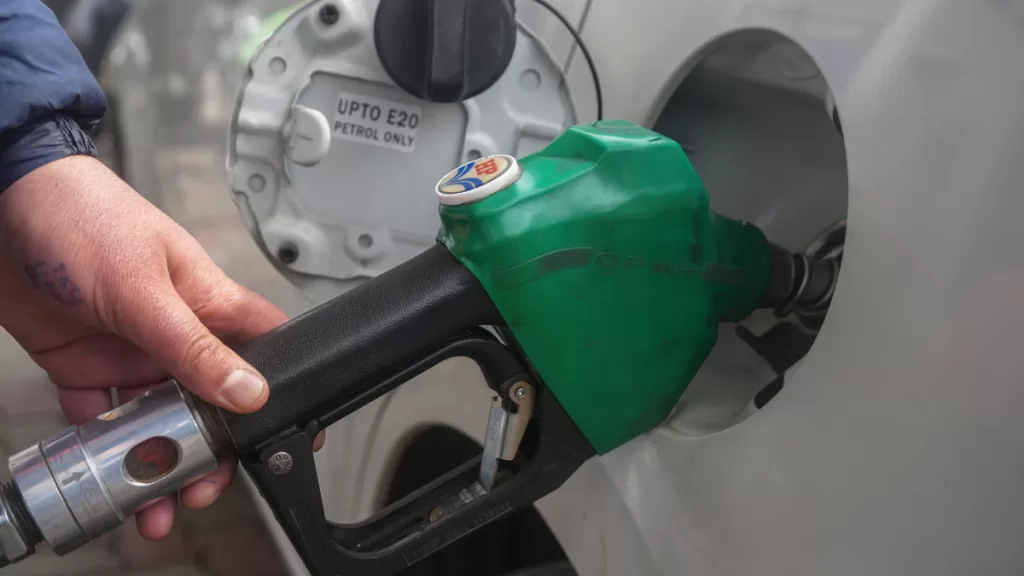 Nueva ciudad colapsa por bencina gratis: Recomendaciones para obtener combustible y evitar tacos