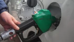 Nueva ciudad colapsa por bencina gratis: Recomendaciones para obtener combustible y evitar tacos