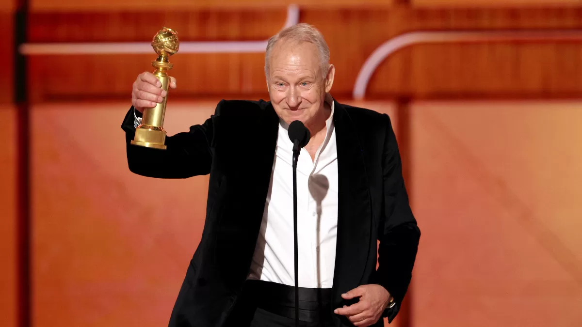 Stellan Skarsgård recibiendo el Globo de Oro a Mejor Actor de Reparto por "Valor Sentimental"