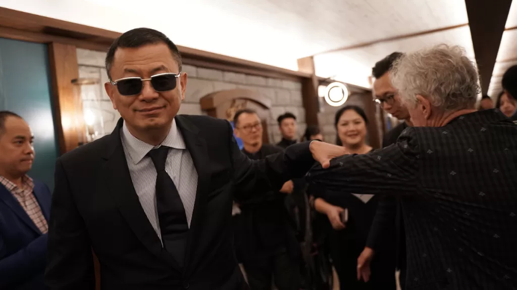 El universo de Wong Kar-wai se expande a la pantalla chica.