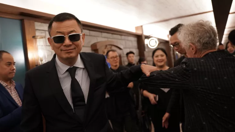 El universo de Wong Kar-wai se expande a la pantalla chica.