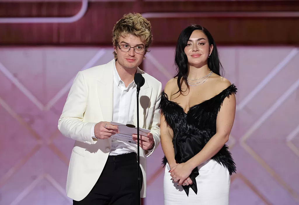 Joe Keery y Charli XCX