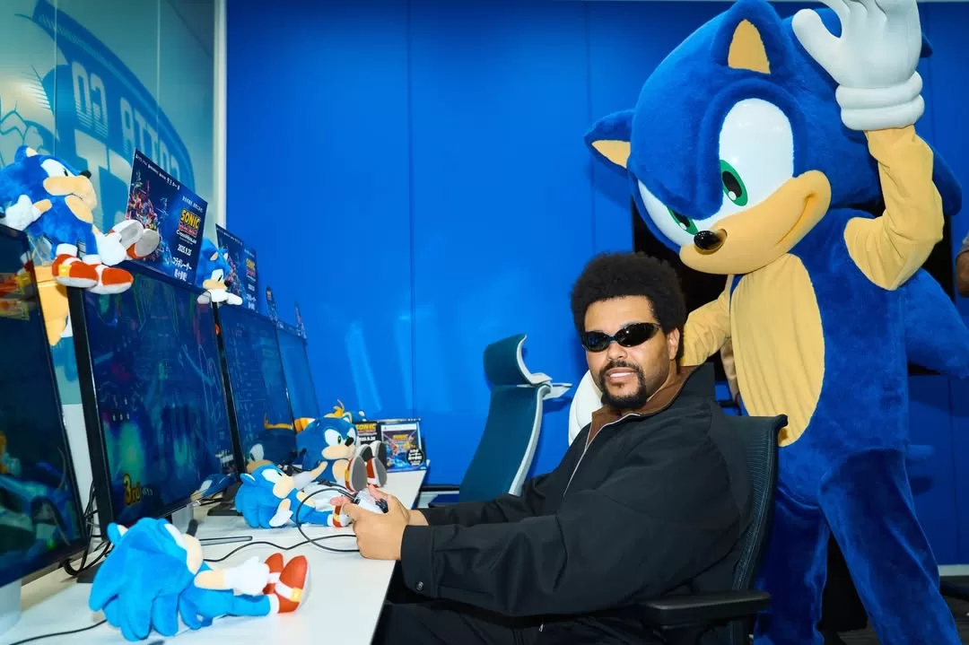 The Weeknd junto a Sonic.