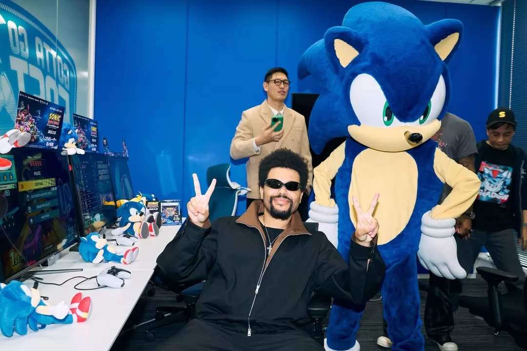The Weeknd recreando las fotos de Michael Jackson en Sega, Japón