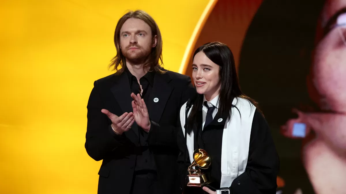 Billie Eilish y Finneas usando el pin de "ICE OUT"