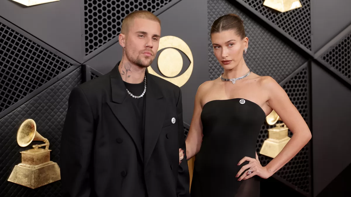 Justin Bieber y Hailey Bieber usando el pin de "OUT ICE"