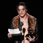 Yungblud propone hacer una canción para James Bond con Oasis y estas fueron las respuestas de los Gallagher, Getty