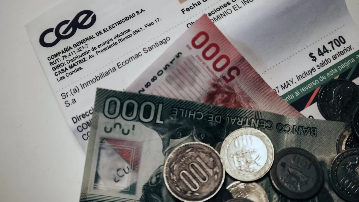 No sólo la bencina: Anuncian nueva alza en las cuentas de luz a partir ...