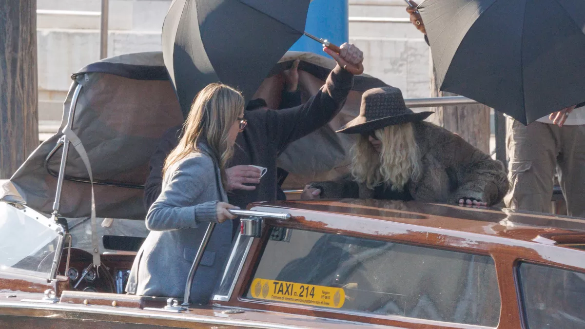 Madonna dejando su hotel en Venecia en el marco del rodaje de "The Studio", Getty
