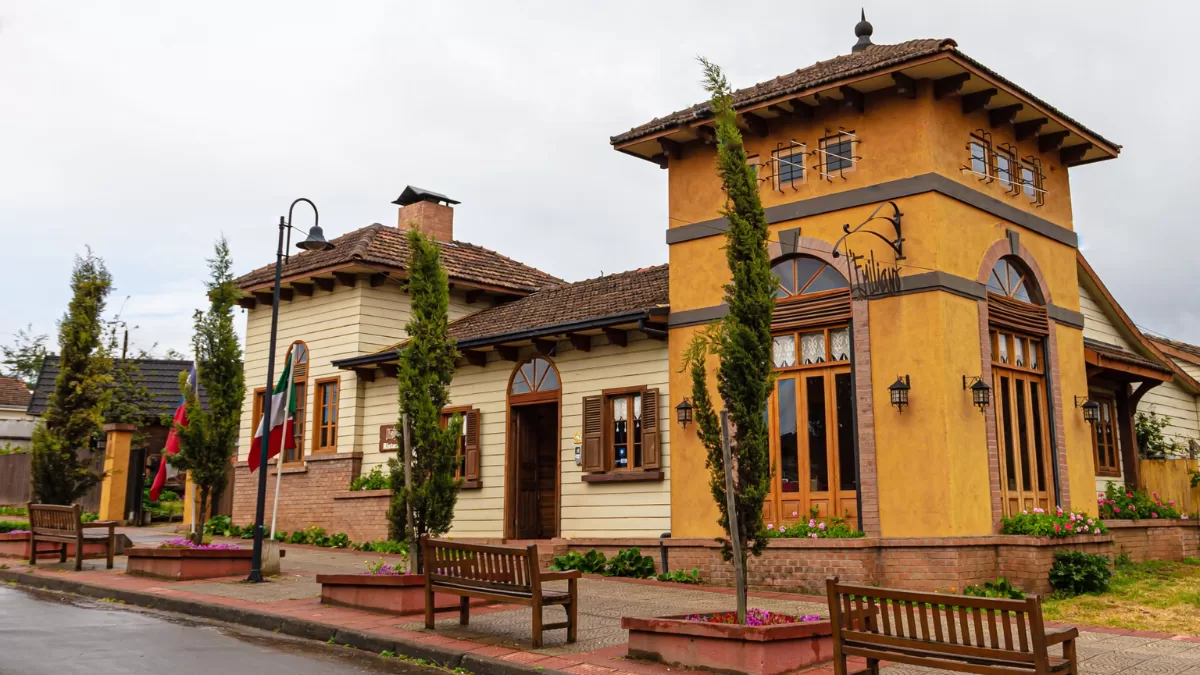 Capitán Pastene, Italiani,it