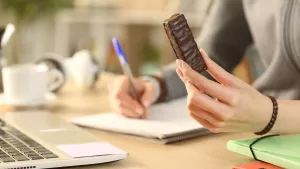 Estudiando azúcar GettyImages-1263639320 web