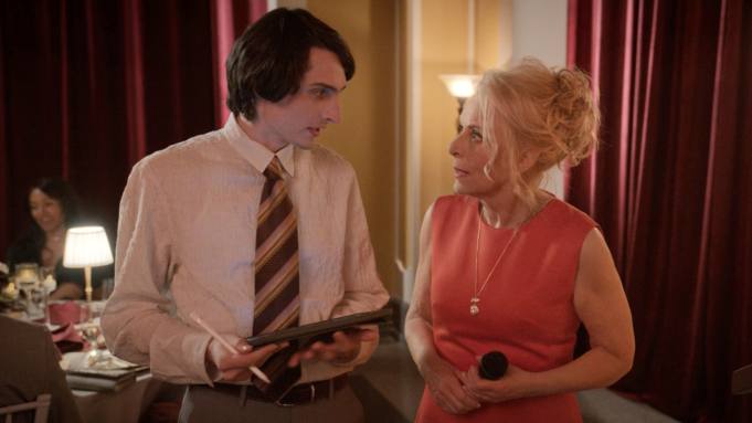 Finn Wolfhard y Jane Kaczmarek en "Life's Still Unfair", Disney+