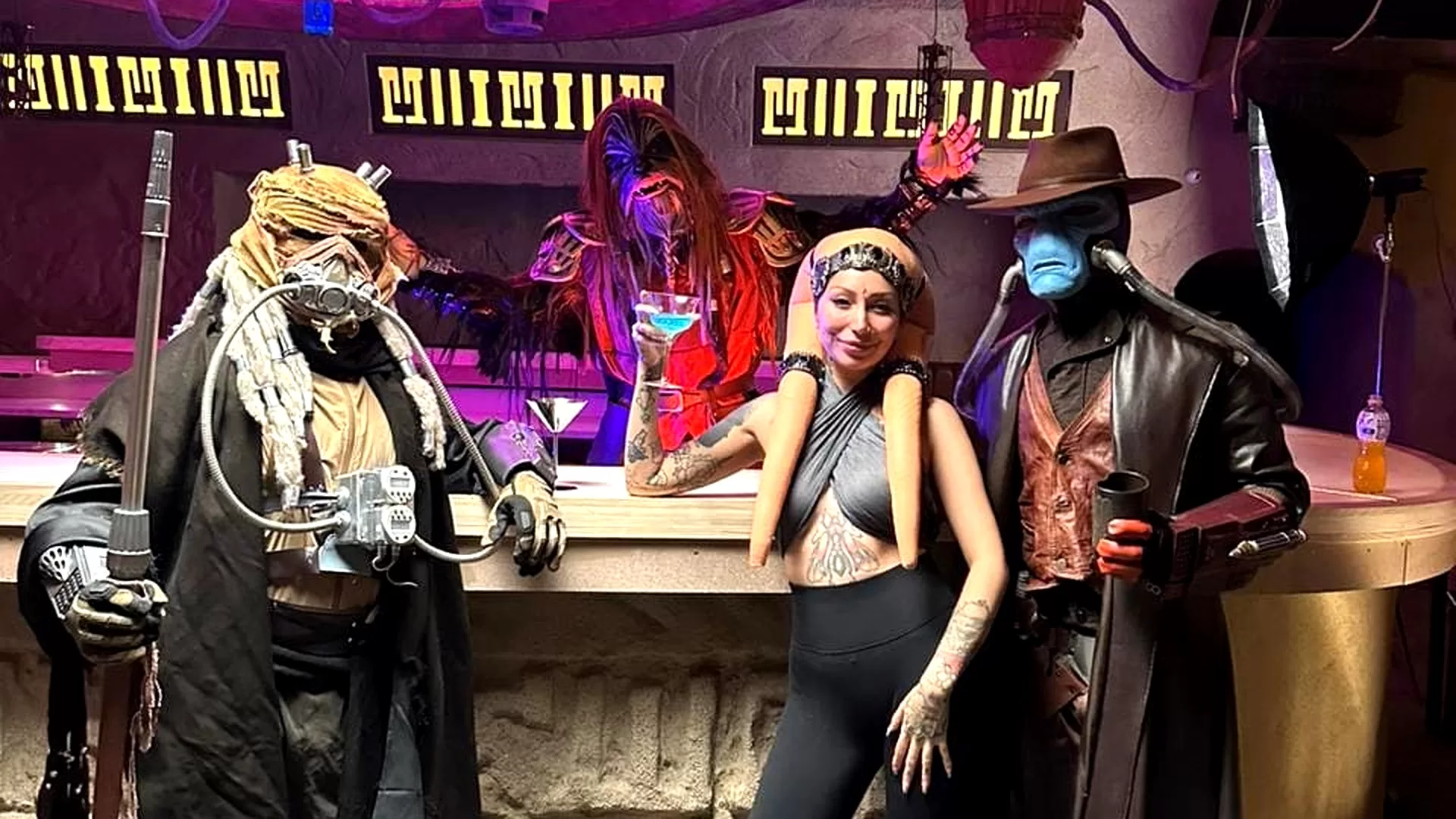 Nowa's Cantina, Cortesía