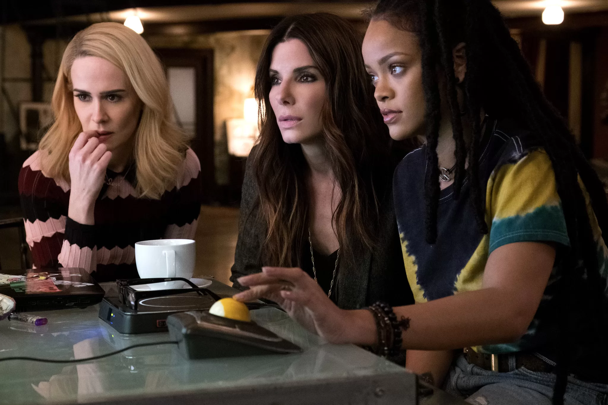 Rihanna, Sarah Paulson y Sandra Bullock en "Las Estafadoras"