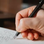 Escritura a mano psicología GettyImages-1957410585 web