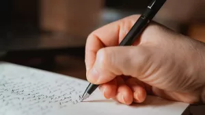 Escritura a mano psicología GettyImages-1957410585 web