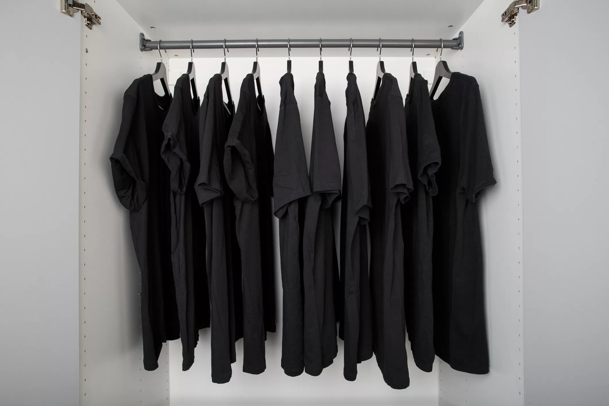 closet con ropa negra