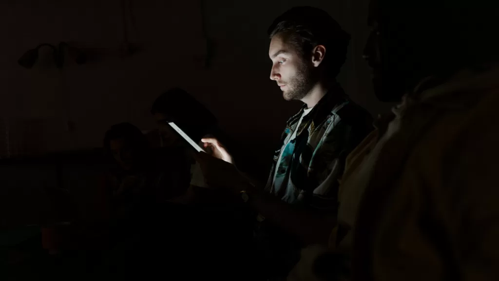 persona en el celular